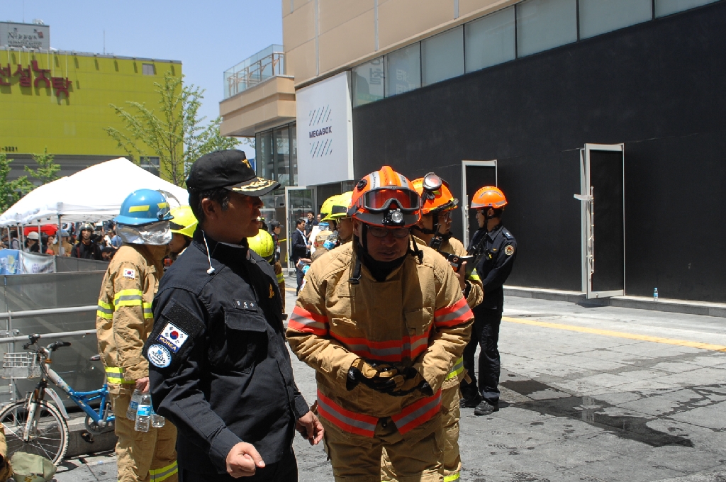 경기도 남양주에 위치한 소방방재청 중앙119구조본부(본부장 김일수)는 2014년 5월 26일(월) 오전 경기도 고양종합터미널 지하1층 공사현장에서 화재발생 신고를 접수받고 신속히 현장에 긴급출동하여 인명구조 및 화재진압을 실시하였다.