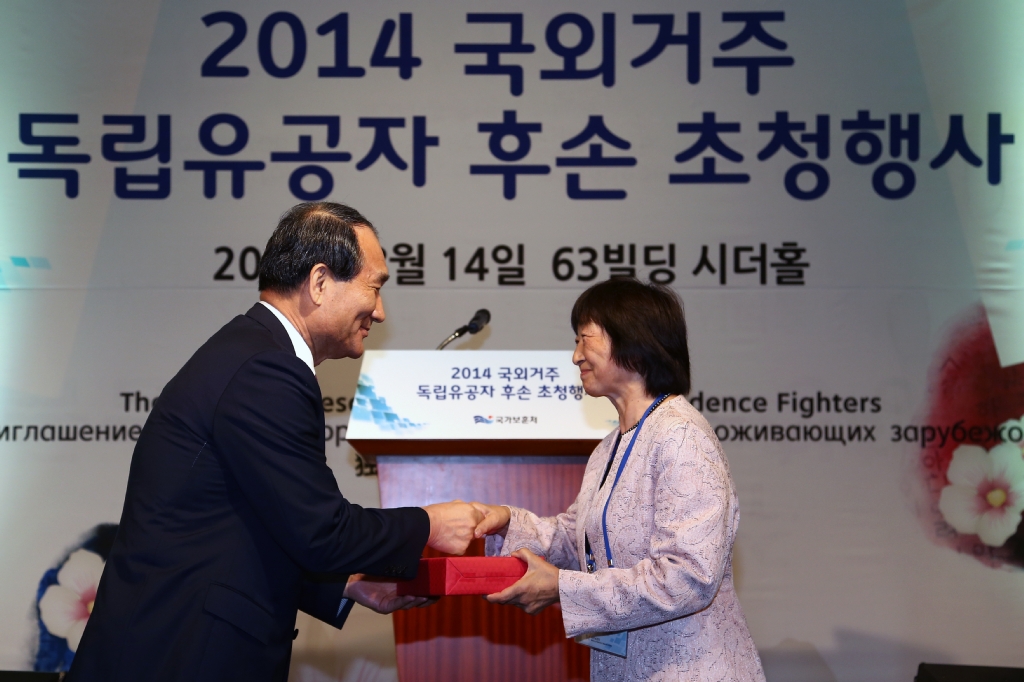 박승춘 국가보훈처장이 14일 오후 서울 영등포구 63빌딩에서 열린 2014 국외거주 독립유공자 후손 초청행사 감사만찬에서 건국훈장 애국장을 받은 독립유공자 오성묵의 손녀 최니나 씨에게 기념품을 전달하고 있다. 