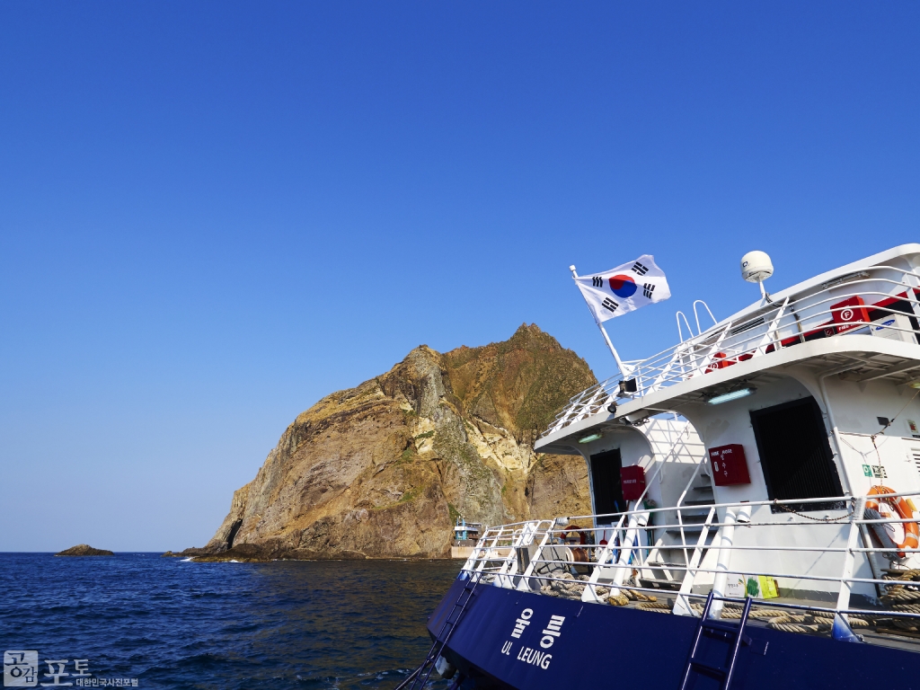 독도 여객선이 접안시설에 정박한 가운데 뒤로는 독도 서도(西島)의 모습이 보인다. 