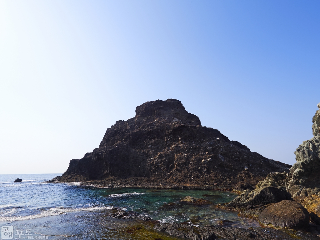 독도 동도(東島)의 부채바위는 남측에서 바라보면 마치 부채를 펼친 모양처럼 보인다. 