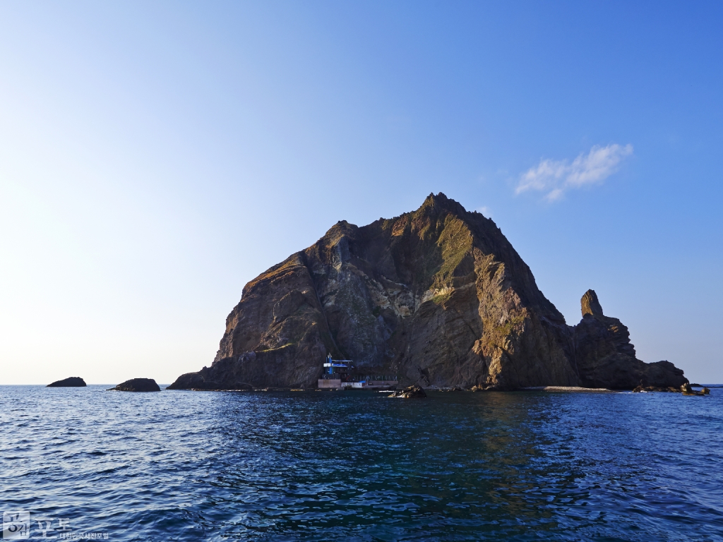 동도(東島)·서도(西島) 및 그 주변에 흩어져 있는 89개의 바위섬으로 이루어진 독도의 서도(西島) 모습.