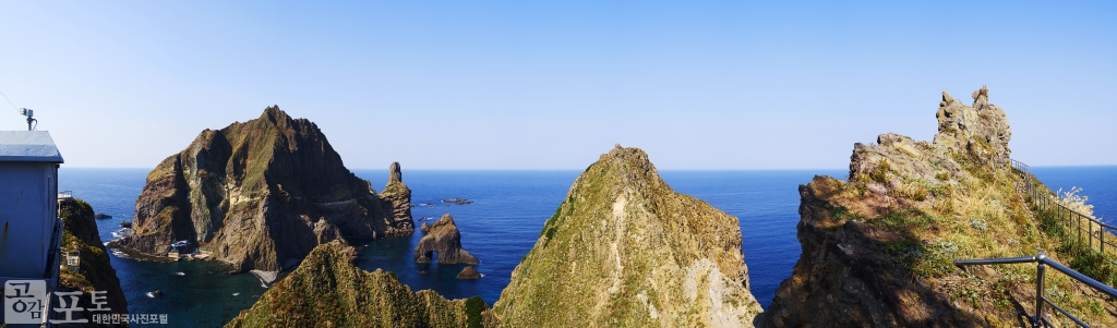 우리나라 가장 동쪽 끝에 있는 땅 독도는 동도(東島)·서도(西島) 및 그 주변에 흩어져 있는 89개의 바위섬으로 이루어져 있다. 사진은 동도에서 바라본 서도의 모습이다. 