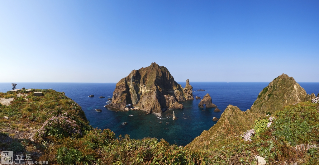 동도(東島)·서도(西島) 및 그 주변에 흩어져 있는 89개의 바위섬으로 이루어진 독도의 서도(西島) 모습.