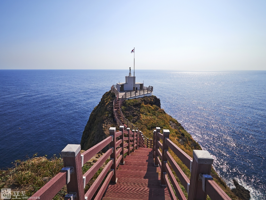 독도 동도(東島) 동남쪽 봉우리에 위치한 망양대는 태평양이 바라다 보이는 조망 명소로 독도 표지석이 위치해 있다.