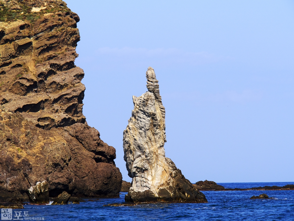 독도의 동도(東島)와 서도(西島) 사이에 있는 촛대바위는 촛대처럼 생겨 이름붙여진 특이지형이다.  