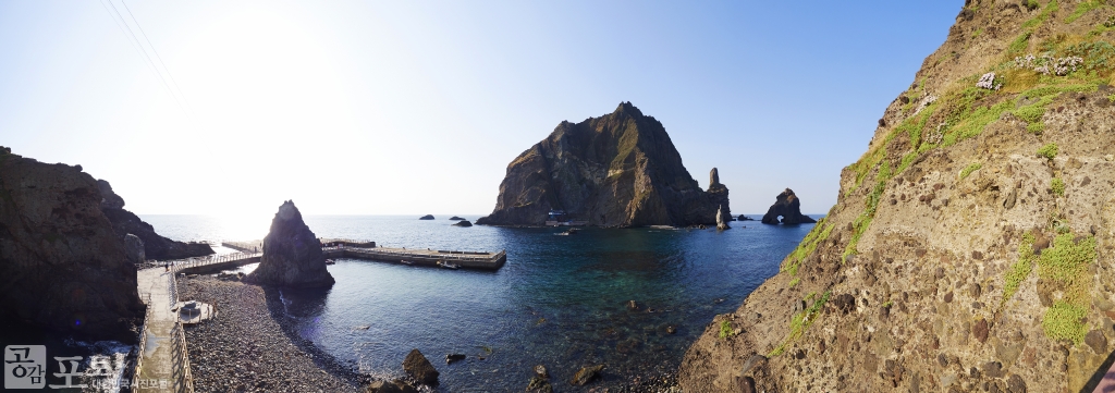 독도경비대와 인근 어민들의 편의를 위해 1997년 준공된 독도의 접안시설과 서도(西島) 의 모습. 