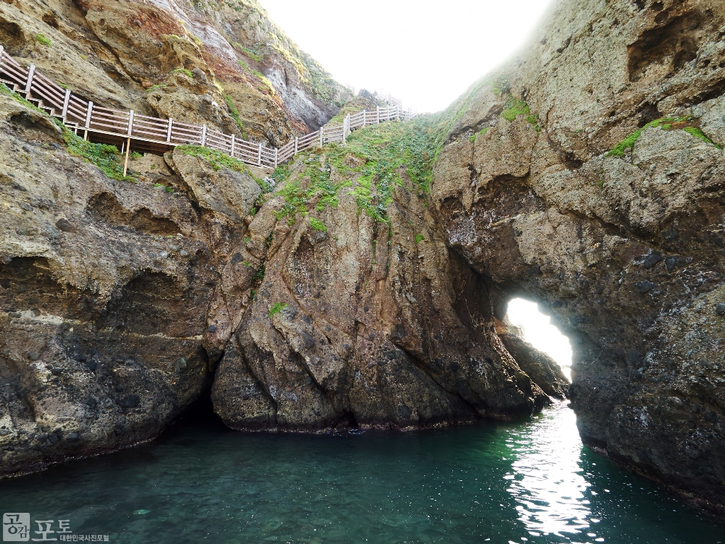 독도 동도(東島)의 경비대 초소로 올라가다 보면 해안굴이 보인다. 