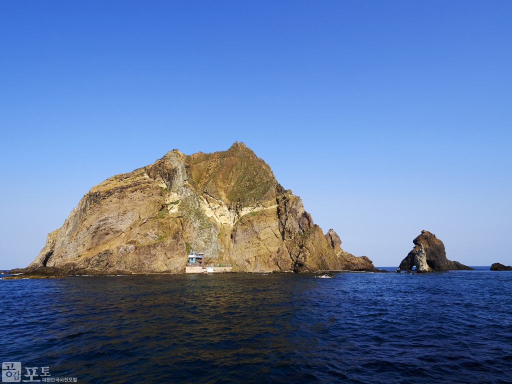 독도의 서도(西島)와 3개의 동굴이 있어 이름 붙여진 삼형제굴바위가 나란히 보인다.