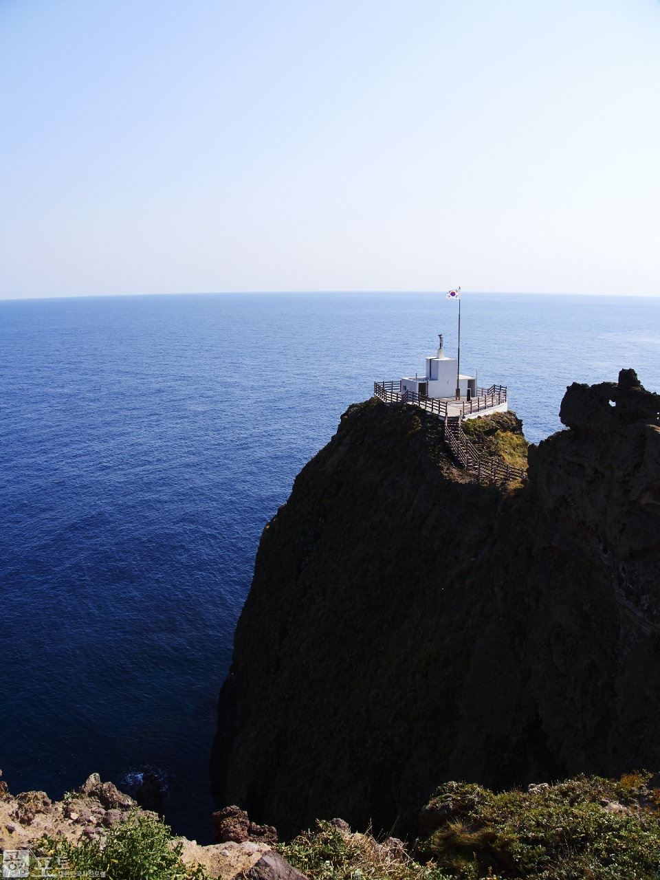 독도 동도(東島) 동남쪽 봉우리에 위치한 망양대가 멀리 보인다. 이곳은 태평양이 바라다 보이는 조망 명소로 독도 영토 표지석이 있다. 
