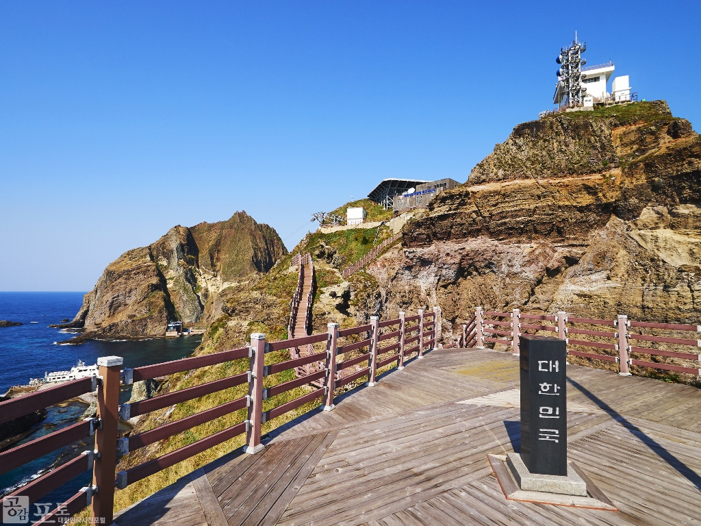 독도 동도(東島) 동남쪽 봉우리에 위치한 망양대는 태평양이 바라다 보이는 조망 명소다. 이곳에 세워진 대한민국 영토표지석과 멀리 등대가 보인다. 