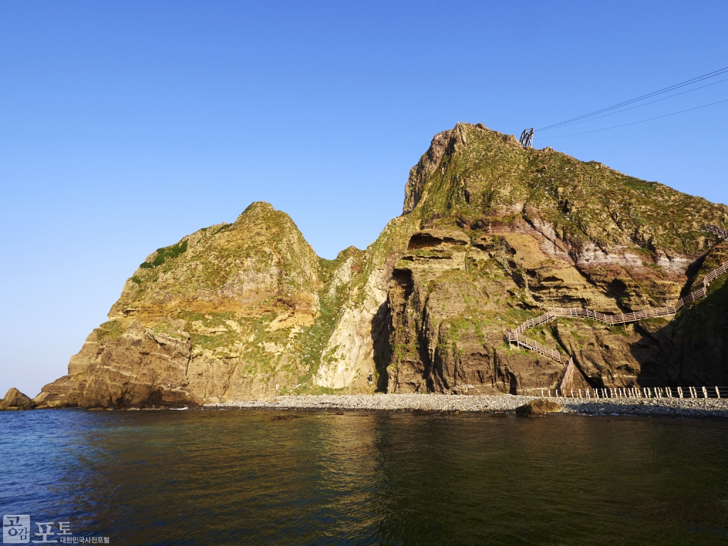동도(東島)·서도(西島) 및 그 주변에 흩어져 있는 89개의 바위섬으로 이루어진 독도의 동도(東島) 모습.