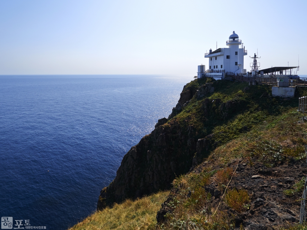 독도 동도(東島) 봉우리에는 오징어잡이  어민들의 안전과 독도가 우리나라 영토임을 상징하기 위한 등대가 설치되어 있다. 