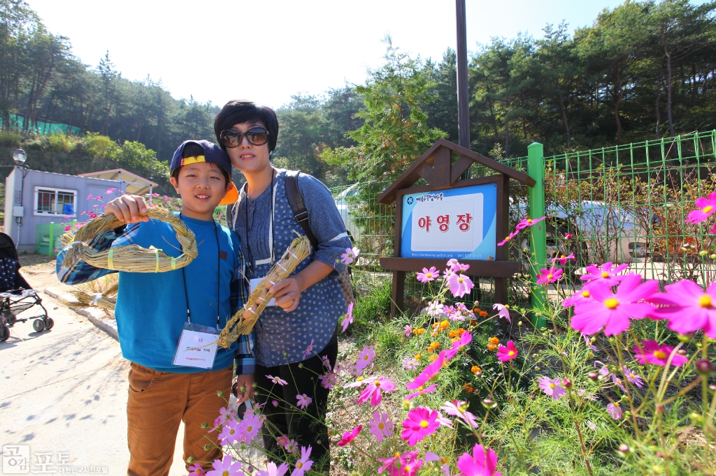 농촌전통테마마을 중 하나인 충남 태안의 매화둠벙 마을에서는 탈곡 후 남은 짚으로 달걀꾸러미를 만들어보는 체험 프로그램을 진행한다.