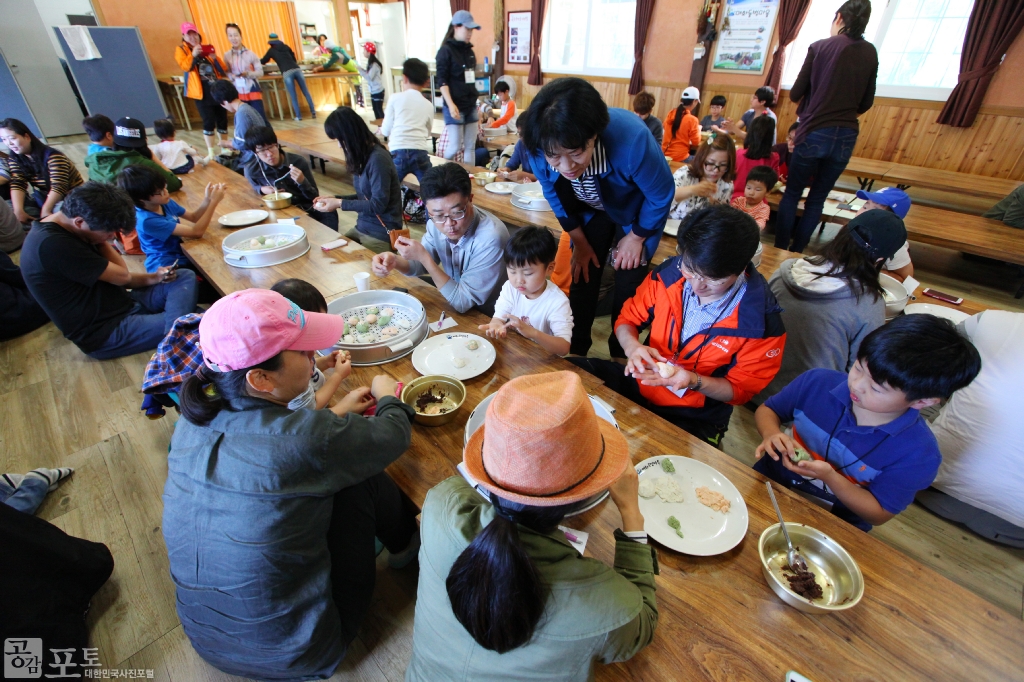 농촌전통테마마을 중 하나인 충남 태안의 매화둠벙 마을에서는 품질이 우수한 태안의 쌀을 이용해 찐빵을 만들어볼 수 있는 체험장을 운영한다.