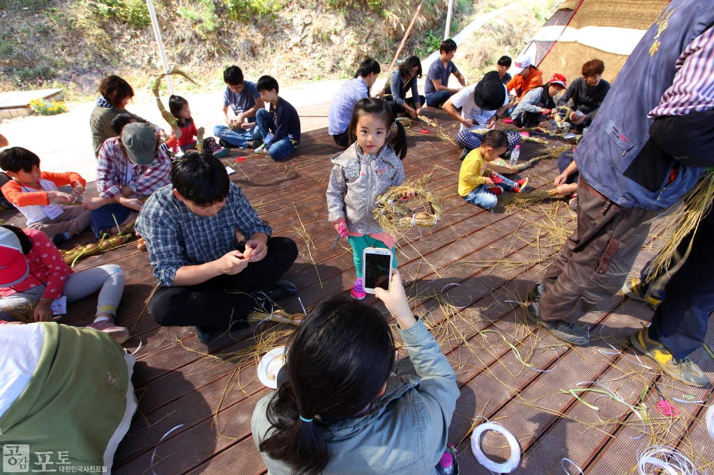 농촌전통테마마을 중 하나인 충남 태안의 매화둠벙 마을에서는 탈곡 후 남은 짚으로 달걀꾸러미를 만들어보는 체험 프로그램을 진행한다.