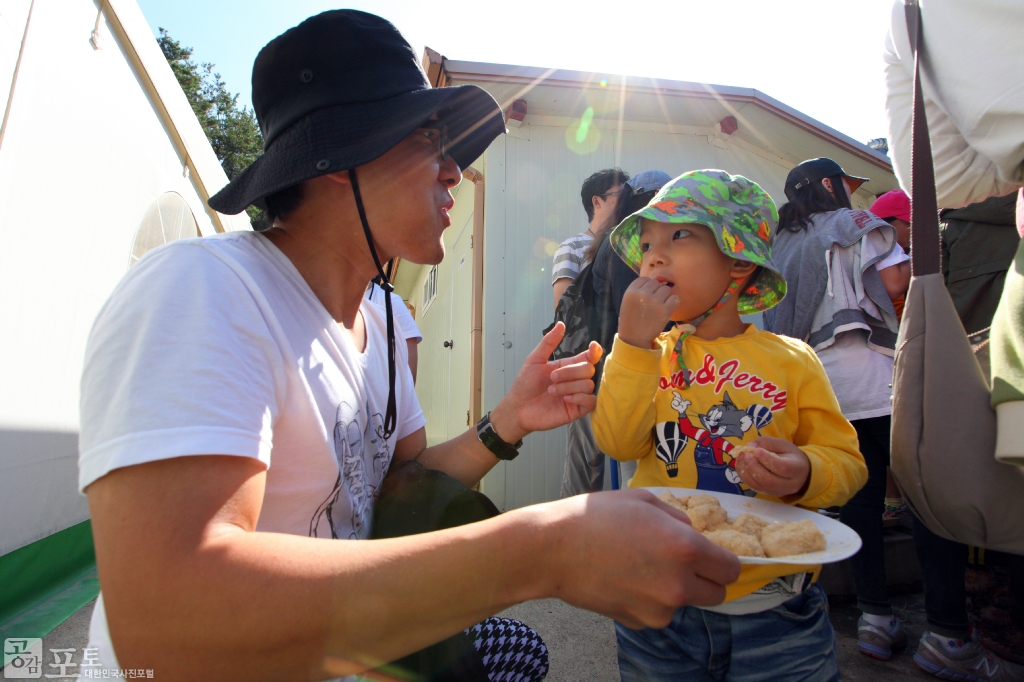 농촌전통테마마을 중 하나인 충남 태안의 매화둠벙 마을에서는 가을을 맞아 갓 수확한 쌀로 인절미를 만들어보는 체험을 할 수 있다. 시민들은 직접 떡메를 쳐보며 인절미 만들기 체험에 참여한 후 직접 만든 인절미를 시식 하고 있다.