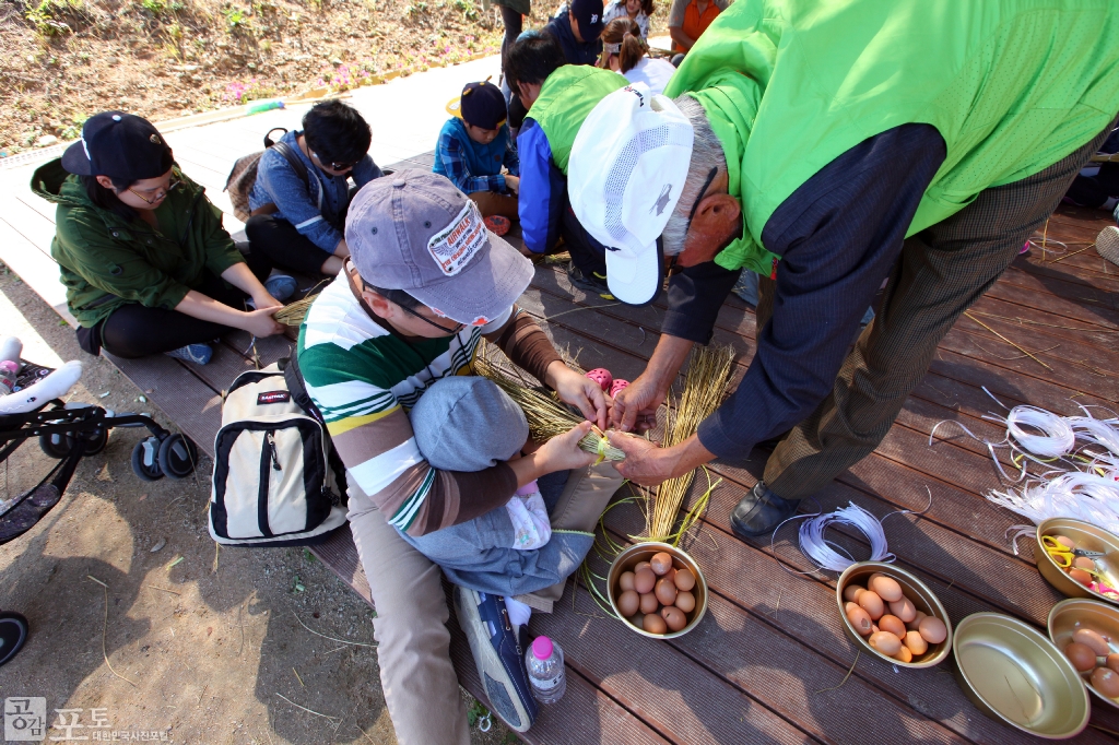 농촌전통테마마을 중 하나인 충남 태안의 매화둠벙 마을에서는 탈곡 후 남은 짚으로 달걀꾸러미를 만들어보는 체험 프로그램을 진행한다.