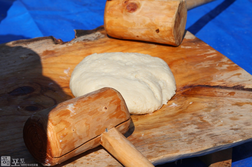 농촌전통테마마을 중 하나인 충남 태안의 매화둠벙 마을에서는 가을을 맞아 갓 수확한 쌀로 인절미를 만들어보는 체험을 할 수 있다. 사진은 인절미를 만드는 전통도구인 떡메와 인절미의 모습이다.