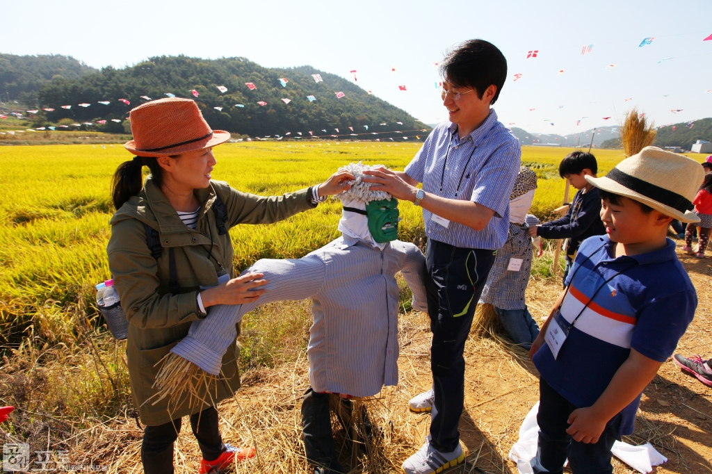 농촌전통테마마을 중 하나인 충남 태안의 매화둠벙 마을에서는 가을을 맞아 전통 추수 체험을 진행한 후 탈곡된 짚으로 허수아비를 만들어보는 체험을 하고 있다. 이번 체험에서는 허수아비를 가장 잘 만든 가족에게 상품을 수여한다.