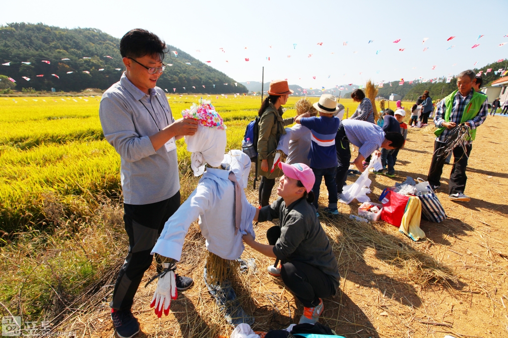 농촌전통테마마을 중 하나인 충남 태안의 매화둠벙 마을에서는 가을을 맞아 전통 추수 체험을 진행한 후 탈곡된 짚으로 허수아비를 만들어보는 체험을 하고 있다. 이번 체험에서는 허수아비를 가장 잘 만든 가족에게 상품을 수여한다.