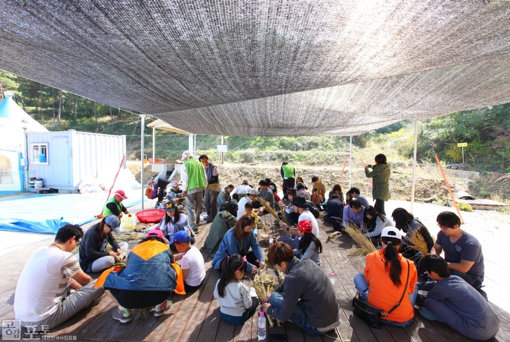 농촌전통테마마을 중 하나인 충남 태안의 매화둠벙 마을에서는 탈곡 후 남은 짚으로 달걀꾸러미를 만들어보는 체험 프로그램을 진행한다.