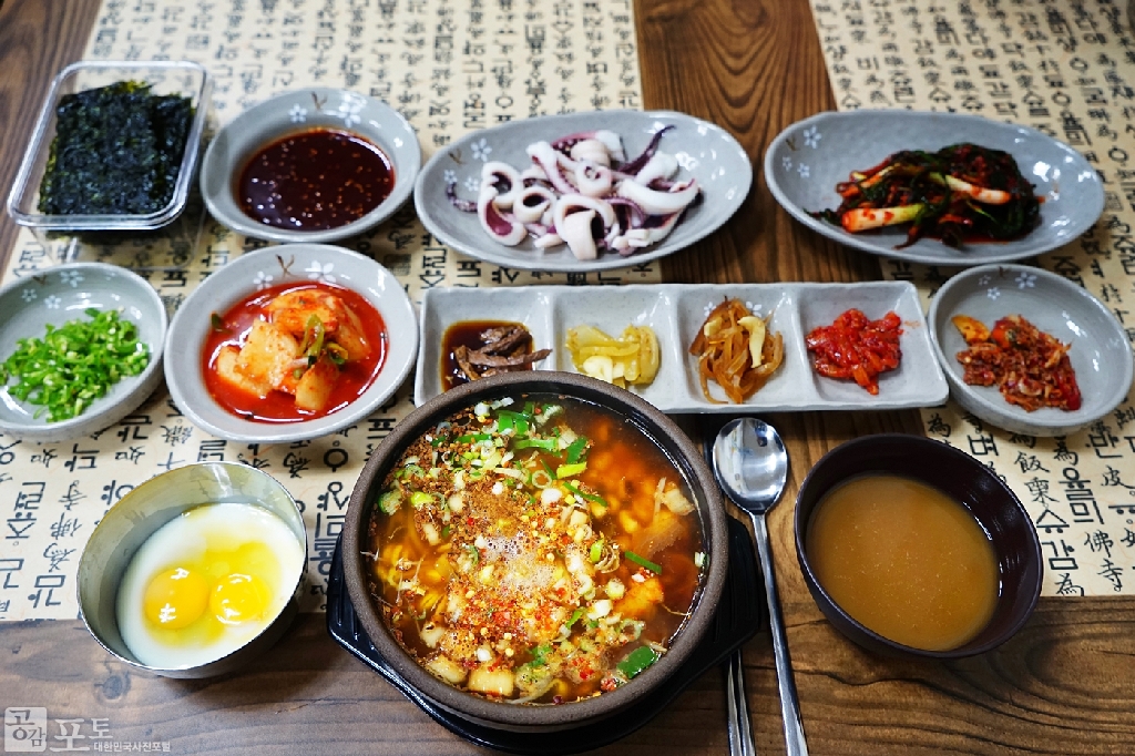 전주의 향토음식인 전주콩나물 국밥은 전주를 대표하는 해장국으로 콩나물, 김치, 고춧가루, 달걀, 오징어 삶은 것을 넣어 함께 끓여 내는 것이 특징이다. 전주콩나물국밥은 식당에 따라 밥과 국을 따로 내기도 하고 국에 밥을 말아 주는 남부시장식으로 요리하는 경우도 있다.