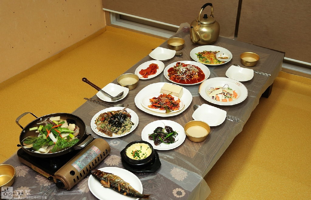 전주 명물인 삼천동의 막걸리골목에는 20개 이상의 막걸리집이 모여 있다. 골목 안 각각의 막걸리집에서 제공하는 안주의 종류와 개수는 천차만별이다. 사진은 중화산동의 한 막걸리집에서 막걸리 한 주전자를 주문한 후 상에 차려진 안주의 모습이다. 이곳에서는 주전자 수에 따라 주전자 한개를 주문하면 1차, 3개를 주문하면 3차라고 부른다.