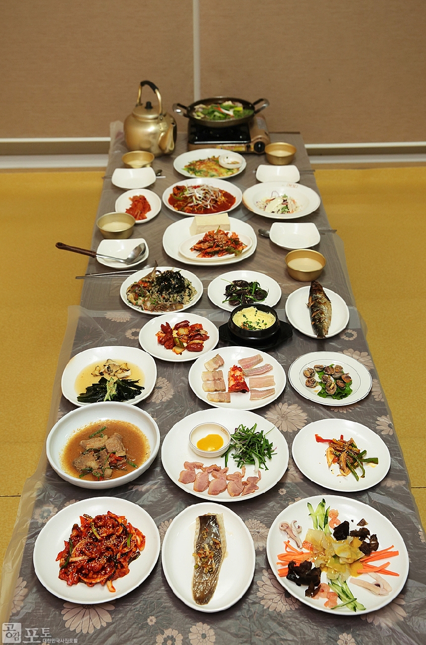 전주 명물인 삼천동의 막걸리골목에는 20개 이상의 막걸리집이 모여 있다. 사진은 중화산동의 한 막걸리집에서 막걸리 네 주전자를 주문한 후 상에 차려진 안주의 모습이다. 이곳에서는 주전자 수에 따라 주전자 한개를 주문하면 1차, 4개를 주문하면 4차라고 부른다.