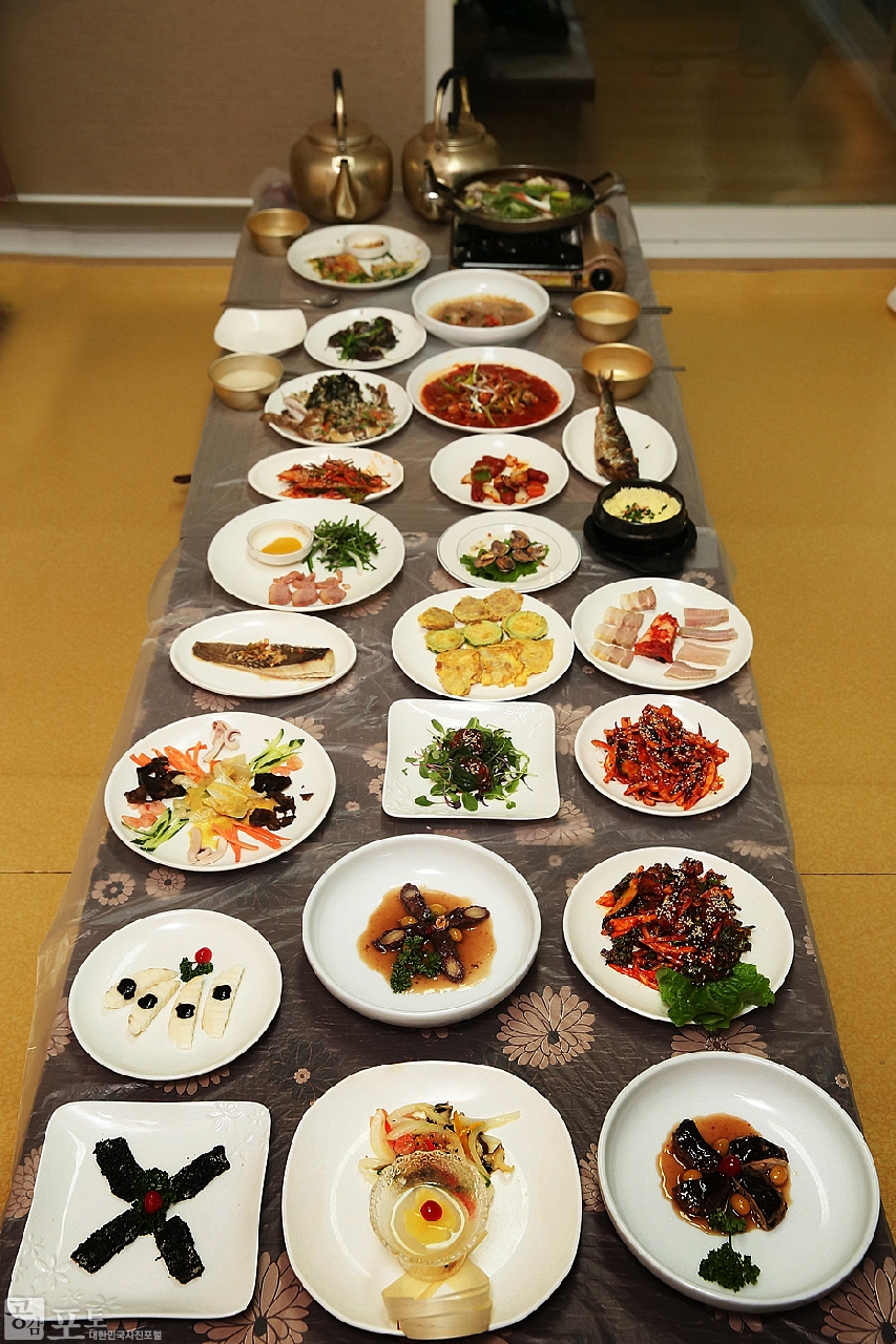 전주 명물인 삼천동의 막걸리골목에는 20개 이상의 막걸리집이 모여 있다. 골목 안 각각의 막걸리집에서 제공하는 안주의 종류와 개수는 천차만별이다. 사진은 중화산동의 한 막걸리집에서 막걸리 여덟 주전자를 주문한 후 상에 차려진 안주의 모습이다. 이곳에서는 주전자 수에 따라 주전자 한개를 주문하면 1차, 8개를 주문하면 8차라고 부른다.