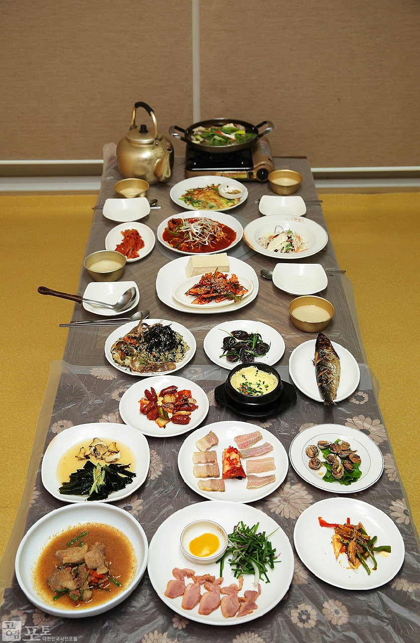 전주 명물인 삼천동의 막걸리골목에는 20개 이상의 막걸리집이 모여 있다. 사진은 중화산동의 한 막걸리집에서 막걸리 세 주전자를 주문한 후 상에 차려진 안주의 모습이다. 이곳에서는 주전자 수에 따라 주전자 한개를 주문하면 1차, 3개를 주문하면 3차라고 부른다.