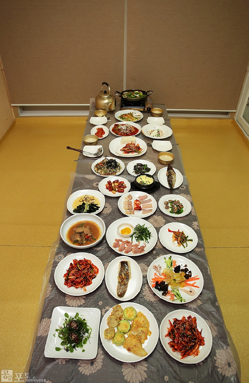 전주 명물인 삼천동의 막걸리골목에는 20개 이상의 막걸리집이 모여 있다. 사진은 중화산동의 한 막걸리집에서 막걸리 여섯 주전자를 주문한 후 상에 차려진 안주의 모습이다. 이곳에서는 주전자 수에 따라 주전자 한개를 주문하면 1차, 6개를 주문하면 6차라고 부른다.