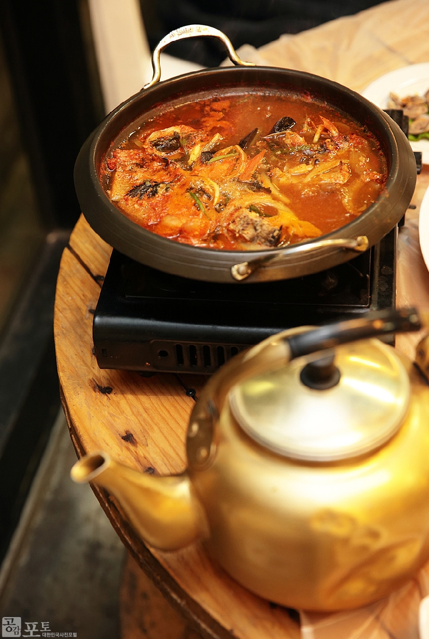 전주 중화산동에 있는 한 막걸리집에서 막걸리를 주문한 후 상에 차려진 찌개안주의 모습이다. 골목 안 각각의 막걸리집에서 제공하는 안주의 종류와 개수는 천차만별이다.