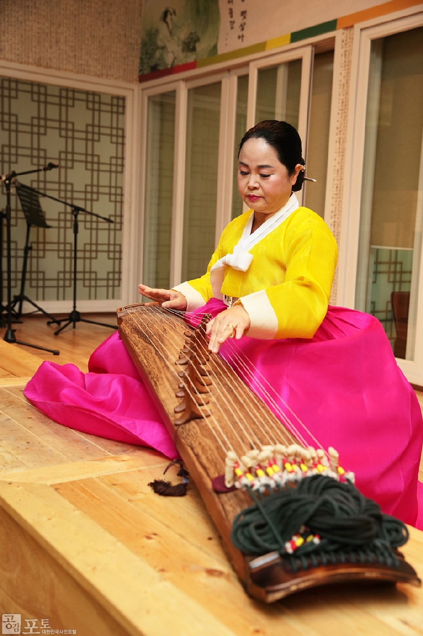 전주 명물인 막걸리골목, 중화산동의 한 막걸리집에서 손님들의 여흥을 돋우기 위해 가야금 병창 공연을 선보이고 있다.
손님들은 흥겨운 노랫소리를 감상하며 술을 마실 수 있다.