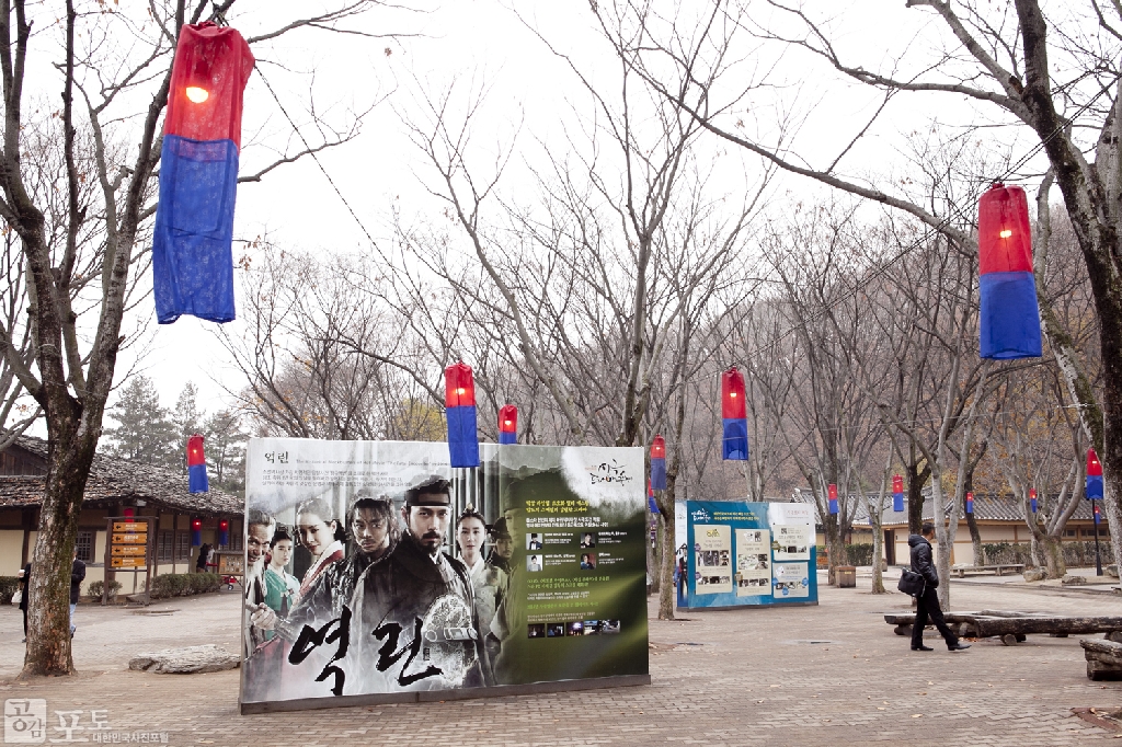 스크린과 브라운관을 종횡무진하고 있는 우리나라 사극을 체험해 볼 수 있는 '사극드라마축제'가 올해 3회를 맞이해 한국민속촌에서 개최되었다. 민속촌 전체를 영화/드라마 속 배경으로 꾸며 외국 관광객은 물론 국내 방문자에까지 많은 관심을 끌었다.