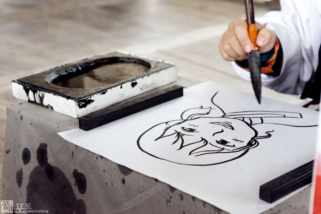 스크린과 브라운관을 종횡무진하고 있는 우리나라 사극을 체험해 볼 수 있는 '사극드라마축제'가 올해 3회를 맞이해 한국민속촌에서 개최되었다.</br>
행사는 영화와 드라마 속 명장면의 감동을 그대로 느낄 수 있도록 다양한 체험행사로 꾸며졌고, 영화 <관상>과 드라마 <바람의 화원>의 주인공인 관상쟁이와 화원이 등장해 관람객들에게 다양한 체험을 선사했다. 사진은 초상화체험을 하고있는 관람객의 모습.