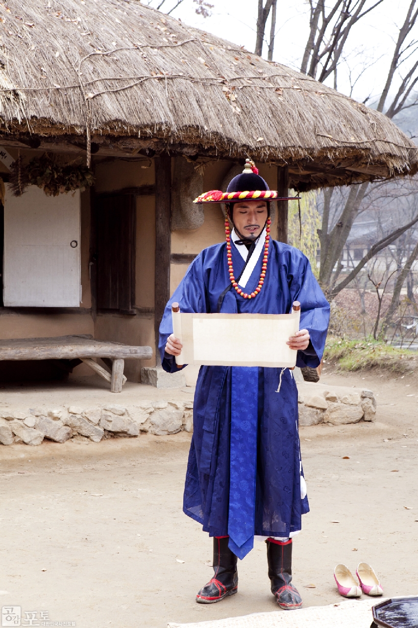 스크린과 브라운관을 종횡무진하고 있는 우리나라 사극을 체험해 볼 수 있는 '사극드라마축제'가 올해 3회를 맞이해 한국민속촌에서 개최되었다. 관람객들은 드라마 <장옥정> 촬영현장에서 사약 마시기 체험을하고, 작품 속 주인공이 되었다.