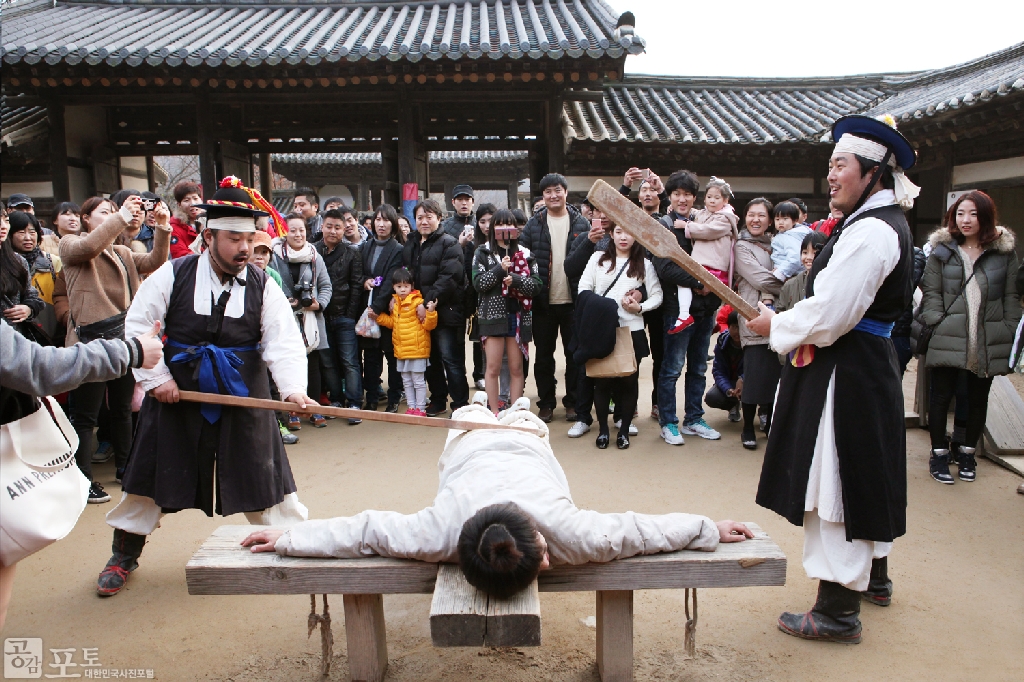 스크린과 브라운관을 종횡무진하고 있는 우리나라 사극을 체험해 볼 수 있는 '사극드라마축제'가 올해 3회를 맞이해 한국민속촌에서 개최되었다. 관람객들은 사극의 주요 촬영지인 관아에서 곤장 때리기 등 사극 속 장면을 체험했다.