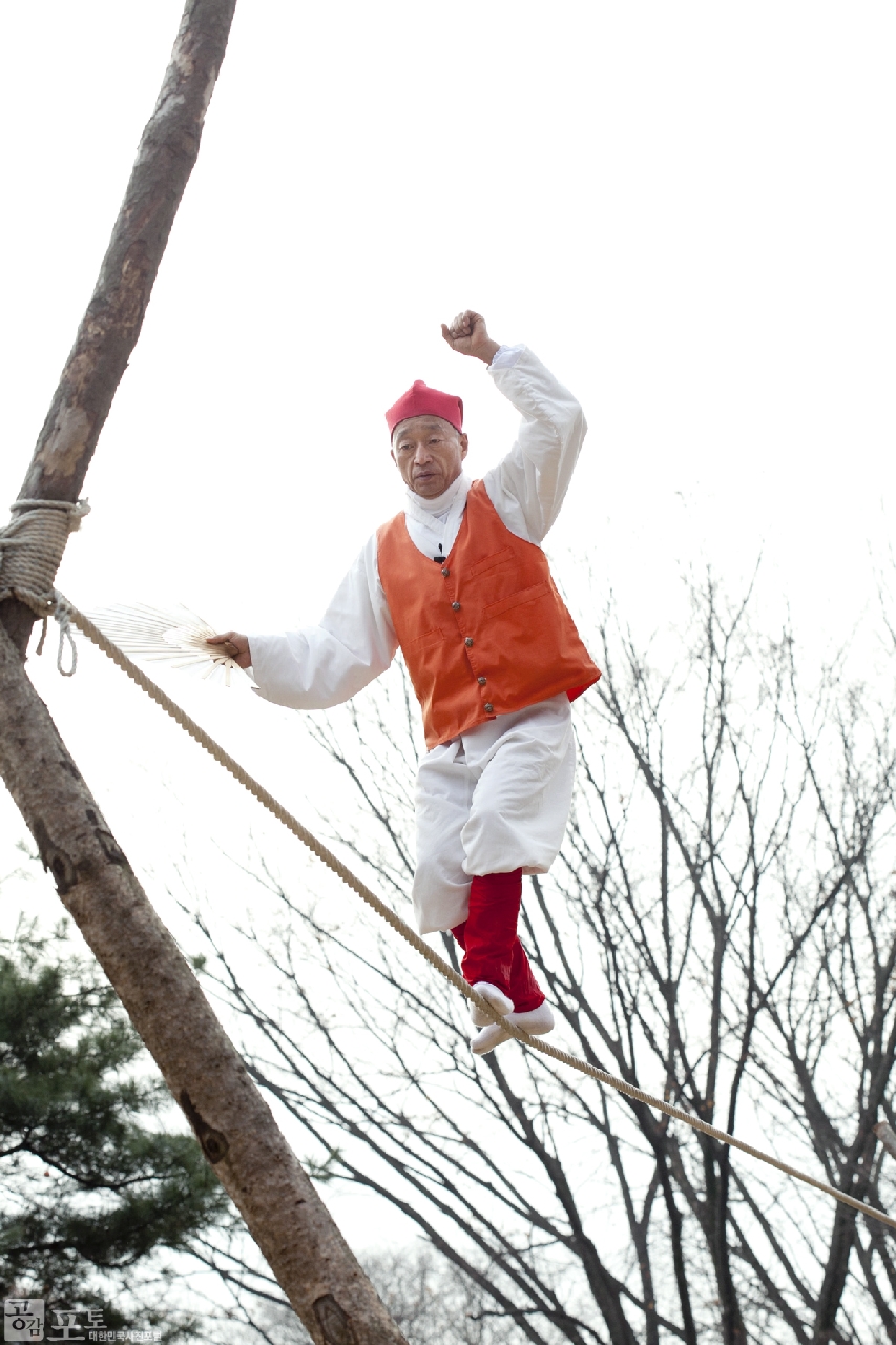 2012년 제1회를 시작으로 3회 째를 맞은 '사극드라마축제'가 한국민속촌에서 개최되었다. 행사는 영화와 드라마 속 명장면의 감동을 그대로 느낄 수 있도록 트릭아트, 전통의상 체험 등 다양한 체험행사로 꾸며졌다. 이외에도 풍물놀이, 줄타기, 마상무예, 전통혼례 등 남녀노소 누구나 즐길 수 있는 공연이 진행되었다. 사진은 줄타기를 하는 모습.