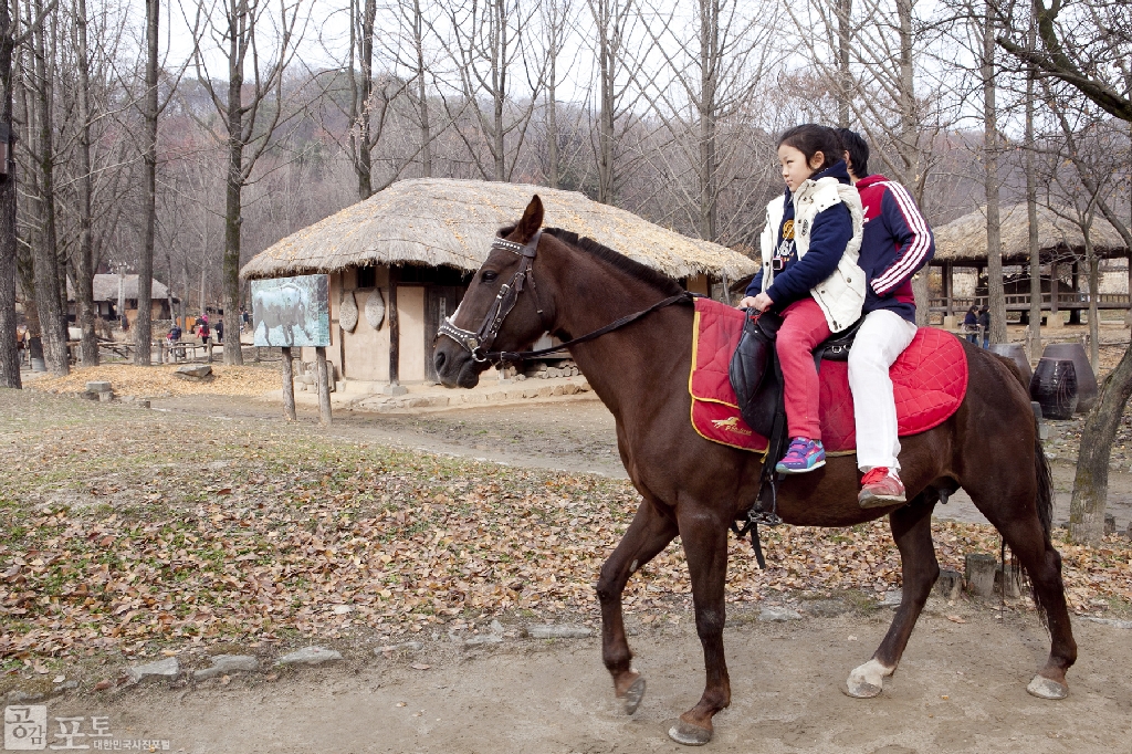 2012년 제1회를 시작으로 3회 째를 맞은 '사극드라마축제'가 한국민속촌에서 개최되었다. 행사는 영화와 드라마 속 명장면의 감동을 그대로 느낄 수 있도록 트릭아트, 전통의상 체험 등 다양한 체험행사로 꾸며졌다. 사진은 드라마 <주몽> 촬영현장에서 승마 체험을 하고 있는 모습.