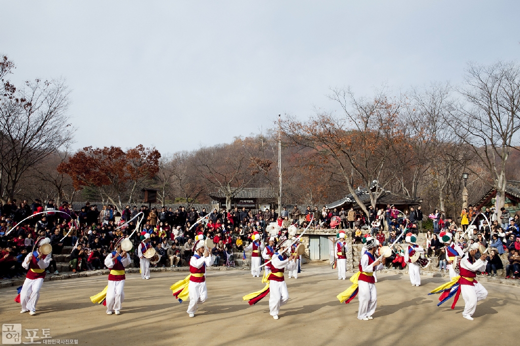 2012년 제1회를 시작으로 3회 째를 맞은 '사극드라마축제'가 한국민속촌에서 개최되었다. 행사는 영화와 드라마 속 명장면의 감동을 그대로 느낄 수 있도록 트릭아트, 전통의상 체험 등 다양한 체험행사로 꾸며졌다. 이외에도 풍물놀이, 줄타기, 마상무예, 전통혼례 등 남녀노소 누구나 즐길 수 있는 공연이 진행되었다. 사진은 풍물놀이를 하는 모습.