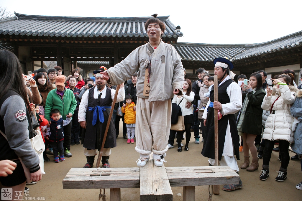 스크린과 브라운관을 종횡무진하고 있는 우리나라 사극을 체험해 볼 수 있는 '사극드라마축제'가 올해 3회를 맞이해 한국민속촌에서 개최되었다. 관람객들은 사극의 주요 촬영지인 관아에서 곤장 때리기 등 사극 속 장면을 체험했다.