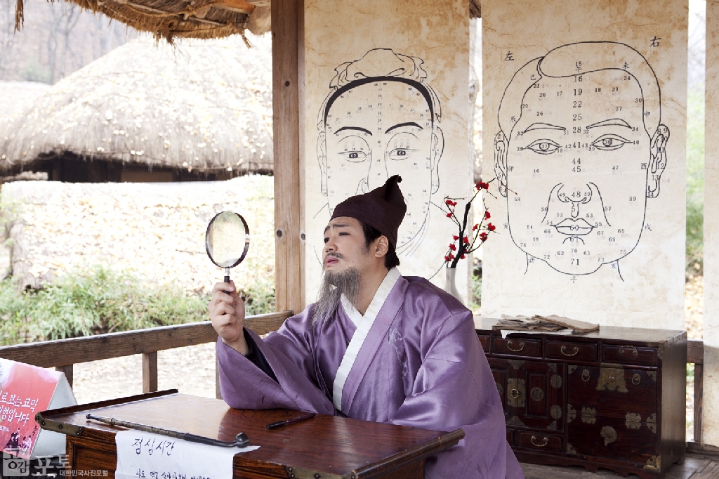 스크린과 브라운관을 종횡무진하고 있는 우리나라 사극을 체험해 볼 수 있는 '사극드라마축제'가 올해 3회를 맞이해 한국민속촌에서 개최되었다. 민속촌 전체를 영화/드라마 속 배경으로 꾸며 외국 관광객은 물론 국내 방문자에까지 많은 관심을 끌었다. <br>영화 <관상> 체험장에는 관상가가 등장해 관람객들에게 코믹 관상체험을 선사했다. 