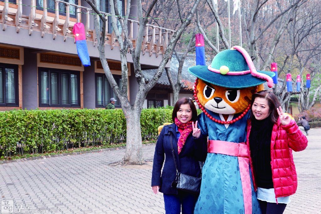 2012년 제1회를 시작으로 3회 째를 맞은 '사극드라마축제'가 한국민속촌에서 개최되었다. 민속촌 입구에서는 캐릭터 12신 수호대의 환영퍼포먼스가 관람객들을 위해 마련되었다. 사진은 퍼포먼스 팀과 기념촬영을 하고있는 관람객의 모습이다.