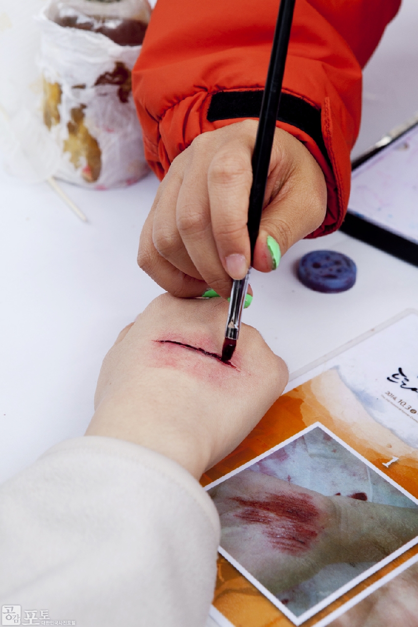 2012년 제1회를 시작으로 3회 째를 맞은 '사극드라마축제'가 한국민속촌에서 개최되었다. 행사는 영화와 드라마 속 명장면의 감동을 그대로 느낄 수 있도록 트릭아트, 전통의상 체험 등 다양한 체험행사로 꾸며졌다. 사진은 한 아이가 특수분장 체험을 하고 있는 모습.