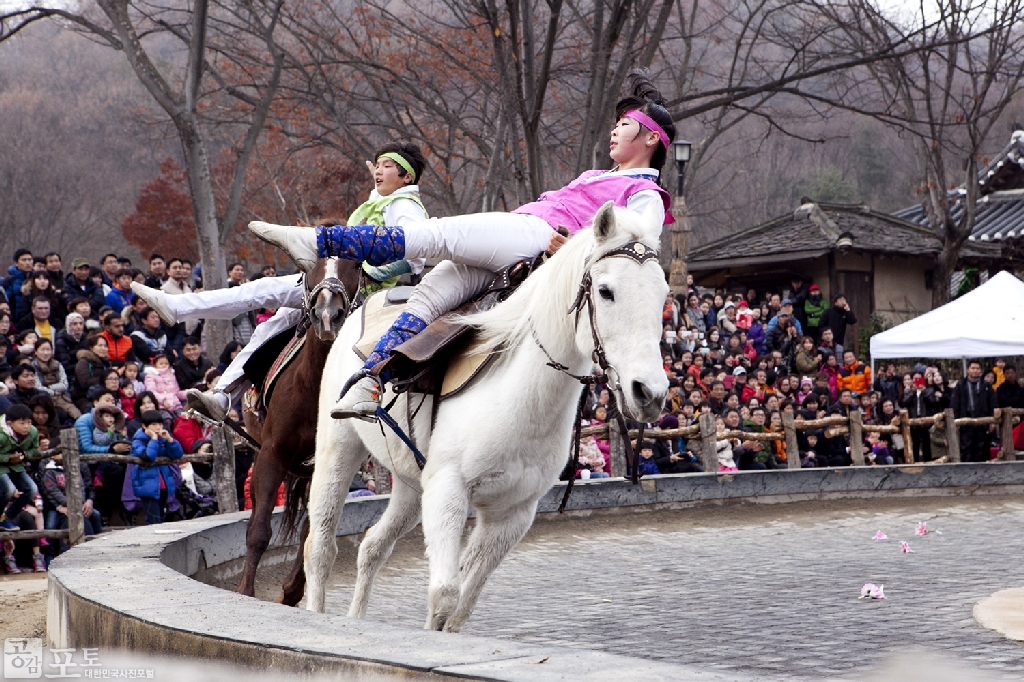 2012년 제1회를 시작으로 3회 째를 맞은 '사극드라마축제'가 한국민속촌에서 개최되었다. 행사는 영화와 드라마 속 명장면의 감동을 그대로 느낄 수 있도록 트릭아트, 전통의상 체험 등 다양한 체험행사로 꾸며졌다. 이외에도 풍물놀이, 줄타기, 마상무예, 전통혼례 등 남녀노소 누구나 즐길 수 있는 공연이 진행되었다. 사진은 연기자들이 마상무예공연을 하고 있는 모습.