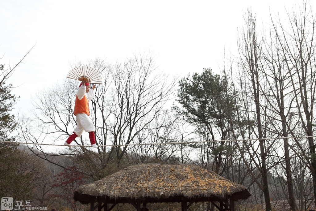 2012년 제1회를 시작으로 3회 째를 맞은 '사극드라마축제'가 한국민속촌에서 개최되었다. 행사는 영화와 드라마 속 명장면의 감동을 그대로 느낄 수 있도록 트릭아트, 전통의상 체험 등 다양한 체험행사로 꾸며졌다. 이외에도 풍물놀이, 줄타기, 마상무예, 전통혼례 등 남녀노소 누구나 즐길 수 있는 공연이 진행되었다. 사진은 줄타기를 하는 모습.
