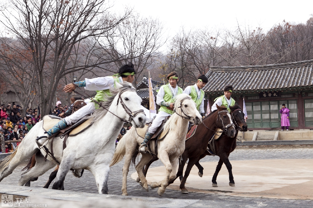 2012년 제1회를 시작으로 3회 째를 맞은 '사극드라마축제'가 한국민속촌에서 개최되었다. 행사는 영화와 드라마 속 명장면의 감동을 그대로 느낄 수 있도록 트릭아트, 전통의상 체험 등 다양한 체험행사로 꾸며졌다. 이외에도 풍물놀이, 줄타기, 마상무예, 전통혼례 등 남녀노소 누구나 즐길 수 있는 공연이 진행되었다. 사진은 연기자들이 마상무예공연을 하고 있는 모습.