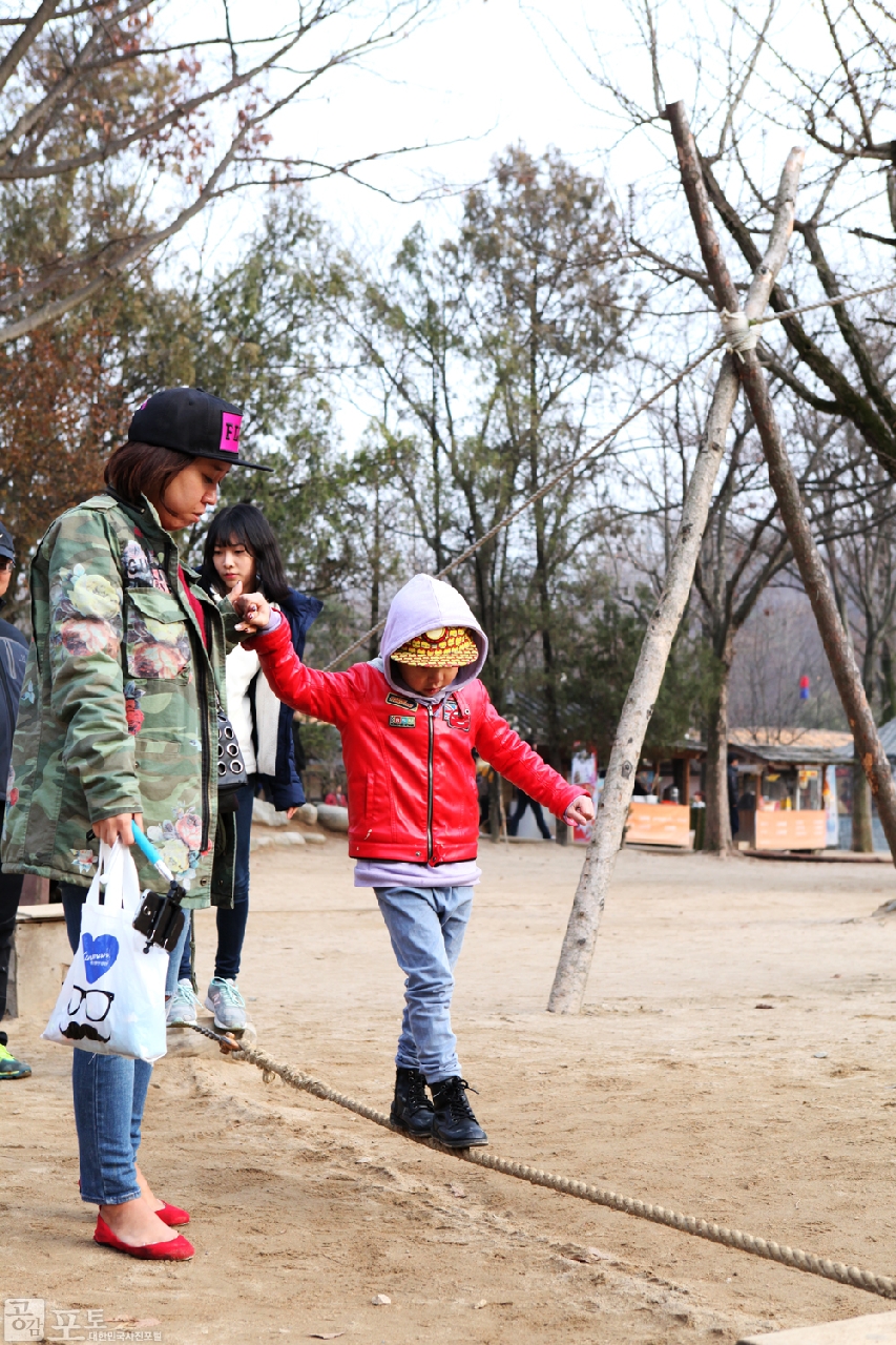 스크린과 브라운관을 종횡무진하고 있는 우리나라 사극을 체험해 볼 수 있는 '사극드라마축제'가 올해 3회를 맞이해 한국민속촌에서 개최되었다. 사진은 한 아이가 줄타기 체험을 하고있는 모습.