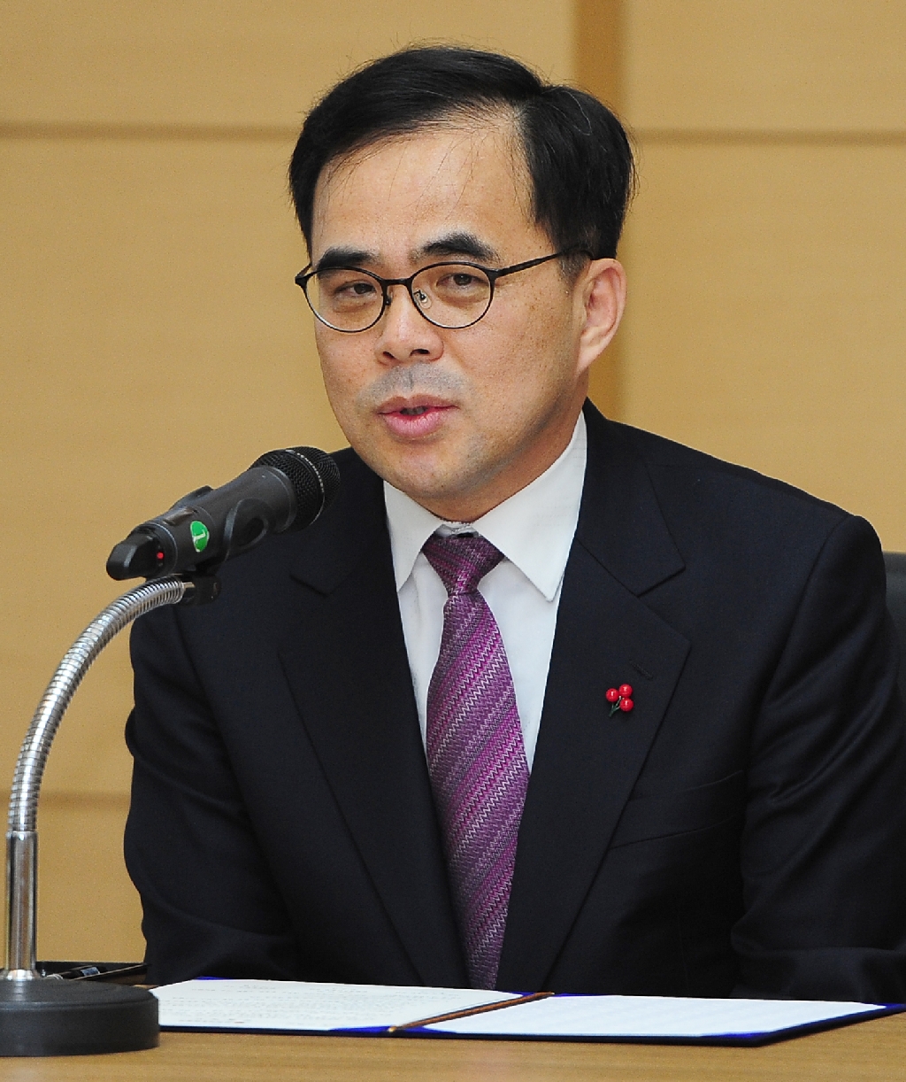 23일 서울 영등포구 KBS 본관 회의실에서 생활체육과 학교체육 활성화를 위한 ‘2015 스포츠코리아, 새로운 시작’ 캠페인에 관한 양해각서(MOU) 체결식이 열렸다. 이날 참석한 김종 문화체육관광부 제2차관이 인사말을 하고 있다.