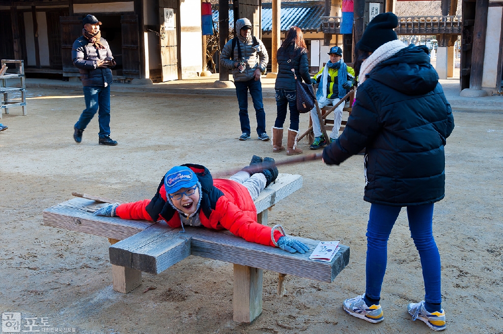옛 관아의 형구체험이나 옥사체험 현장. 다듬이질하기, 괴나리봇짐 매기, 똥장군져보기 등 생활체험, 연자방아나 디딜방아 체험, 맷돌돌리기, 키 체험하기 등 농사풍경도 즐길 수 있다.
<br><br>
* 한국민속촌 